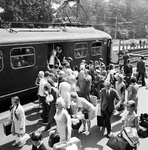 824739 Afbeelding van drukte met treinreizigers bij het in- en uitstappen bij een electrisch treinstel mat. 1946 van de ...